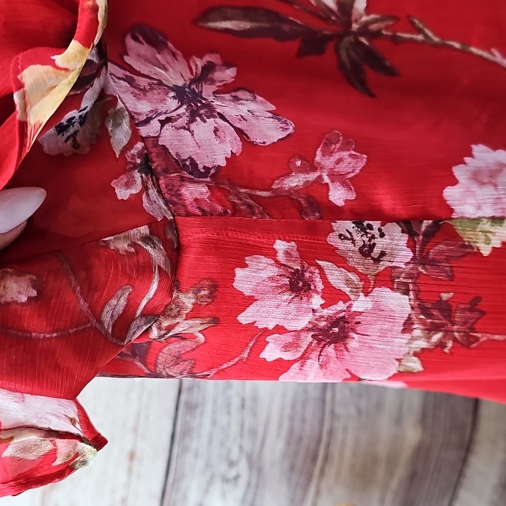 VINCE CAMUTO RED FLORAL LINED TIERED FLUTTER SLEEVE PULLOVER BLOUSE - Picture 4 of 13